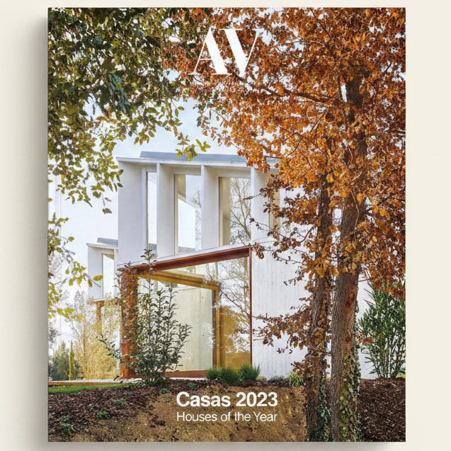 Modern house with trees and 'AV' logo, featuring 'Casas 2023 Houses of the Year'.