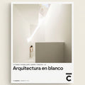 Book cover of 'Arquitectura en blanco' with minimalistic interior design and a lamp.