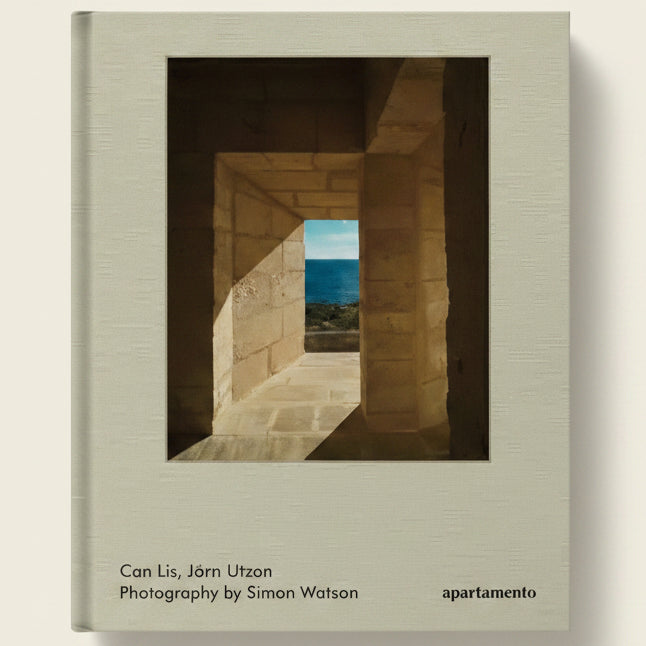 Book cover with a stone archway leading to an ocean view, featuring 'Can Lis, Jorn Utzon' and 'apartamento'.