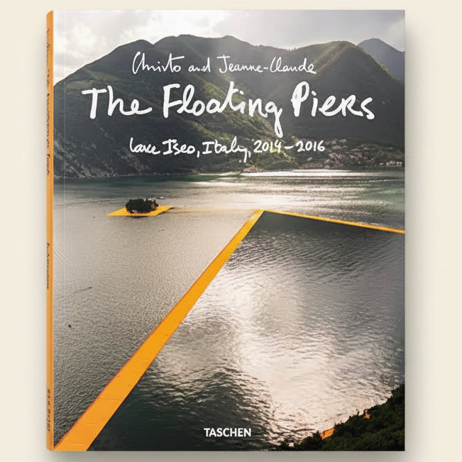 Book cover of 'The Floating Piers' by Christo and Jeanne-Claude with a photograph of a floating dock over water.